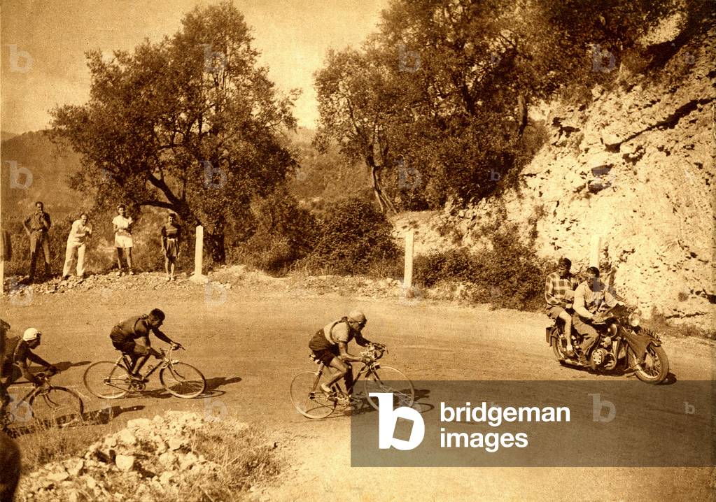 Tour de France cyclist 1939, 13th stage Monaco-Sospel-Monaco. In the Sospel loop, Archambaud, lead, followed by Vietto and Belgian climber Sylvere Maes, who will win the Tour in the final. Photograph of the Mirror of Sports n°1078 of 27 July.