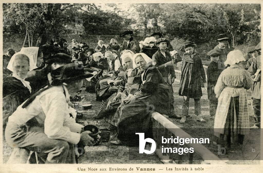 Cena di nozze in Bretagna, intorno al 1905: un matrimonio nelle vicinanze di Vannes, gli ospiti al tavolo in u