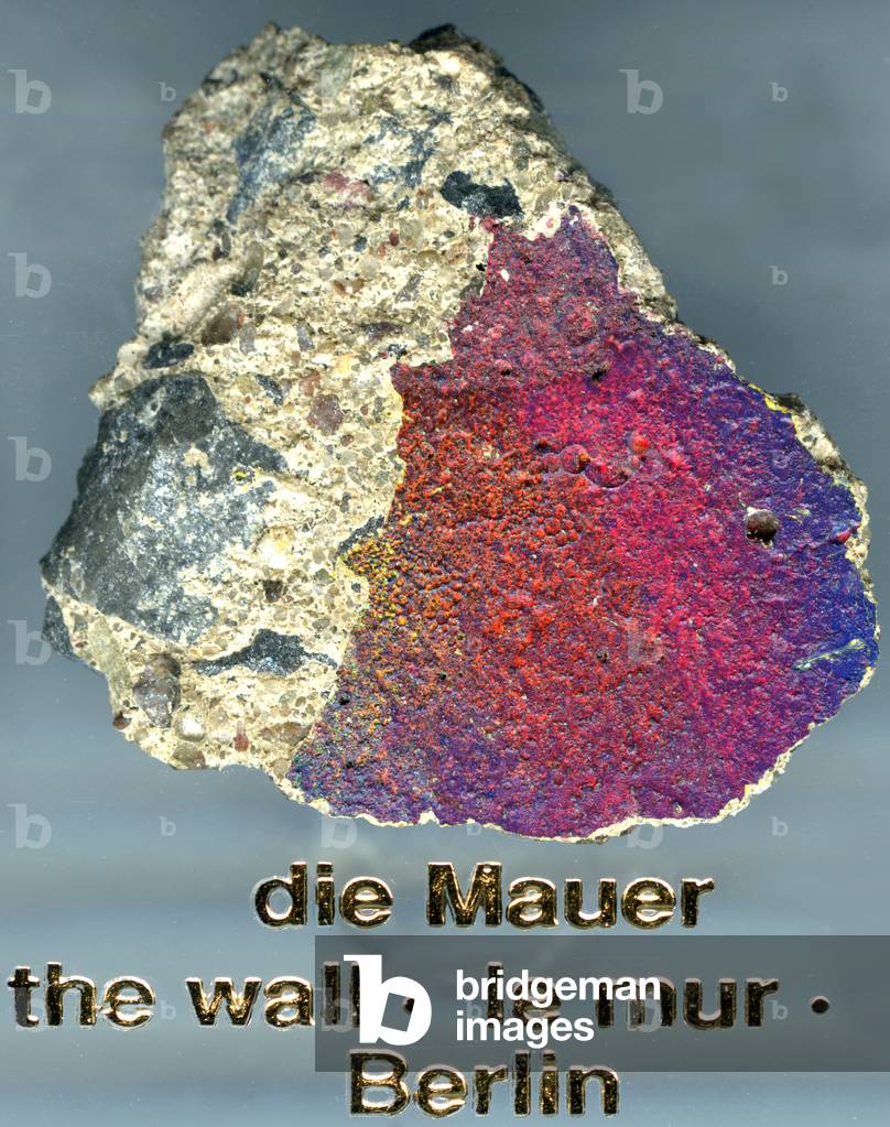 Fragment of the Berlin Wall (photo)
