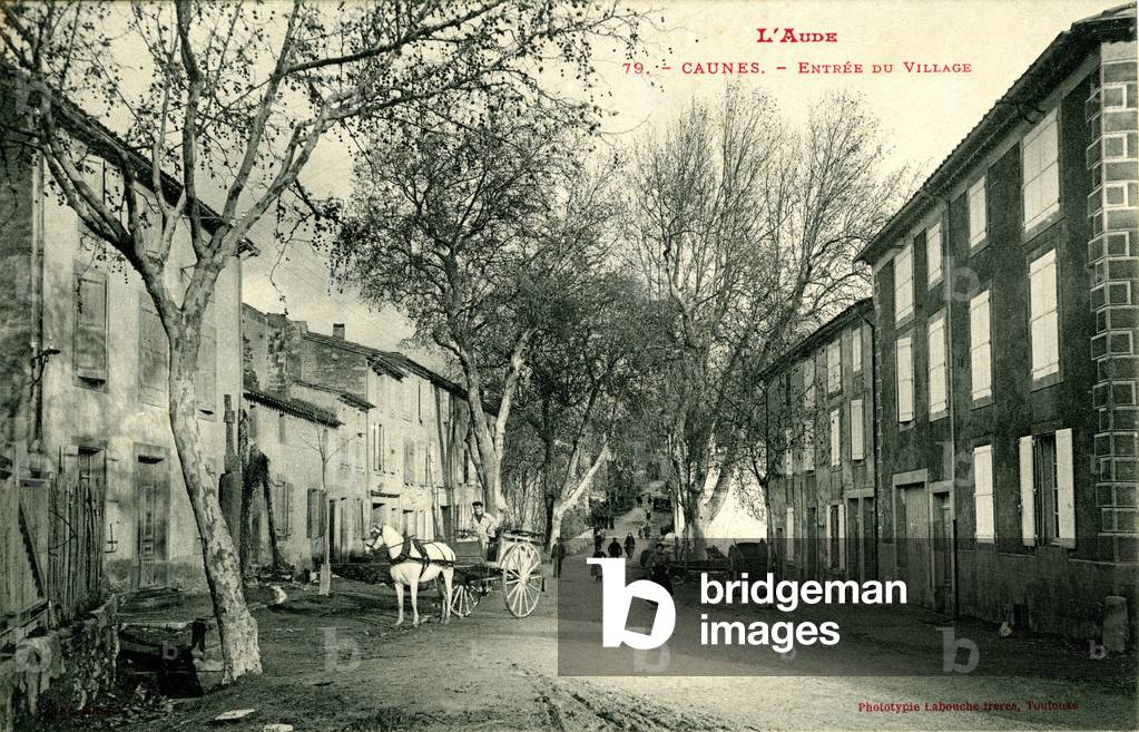 Caunes-Minervois (Caunes Minervois - Aude - Languedoc). The entrance to the village, horse pulling a cart and inhabitants in their daily lives. Photography. Postcard beginning 20th century.