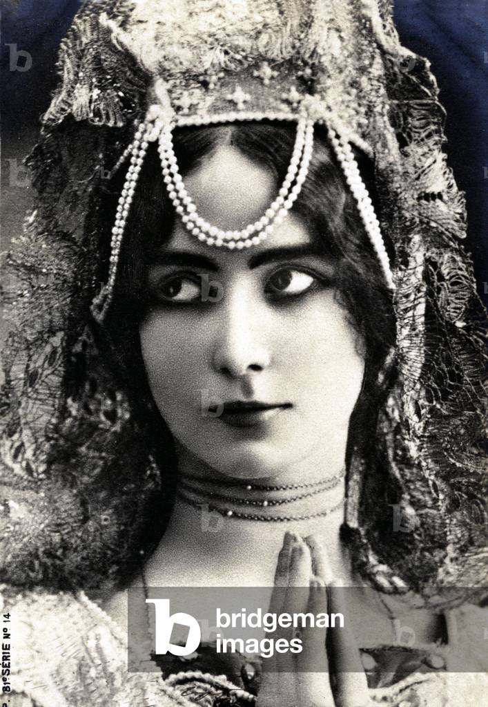 Portrait of Cléo de Merode by Reutlinger - The dancer Cléo de Merode (1875 - 1966) covered the artistic and galante chronicle by performing first as a star at the Paris Opera, then (in 1901) as an attraction to the Folies Bergères led by Edouard merchant. - Postcard at the beginning of the 20th century.