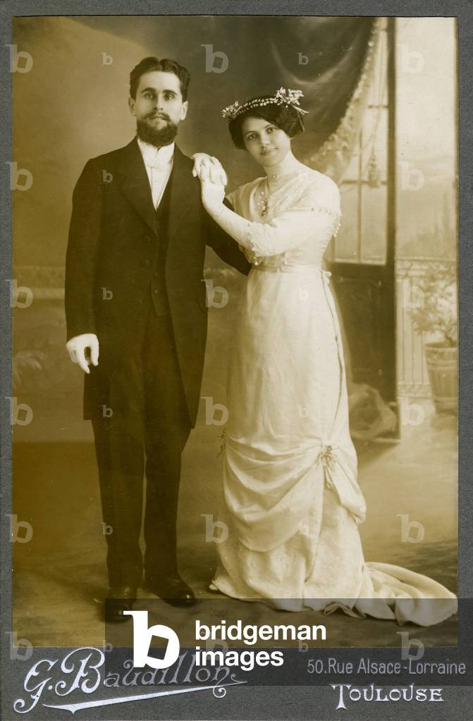 Beautiful couple of young marriages photographs in studio at the beginning of the 20th century by photographer G. Baudillon from Toulouse.