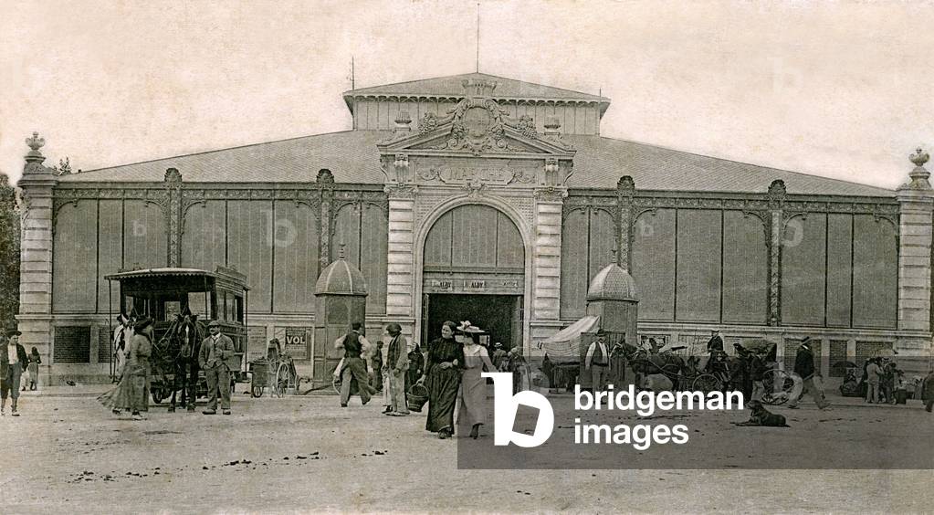 Narbonne (Aude) the march: the halles at the beginning of the 20th century, shortly after their construction - tram on horse - photograph by Mr Pons - postcard sent in 1907 -
