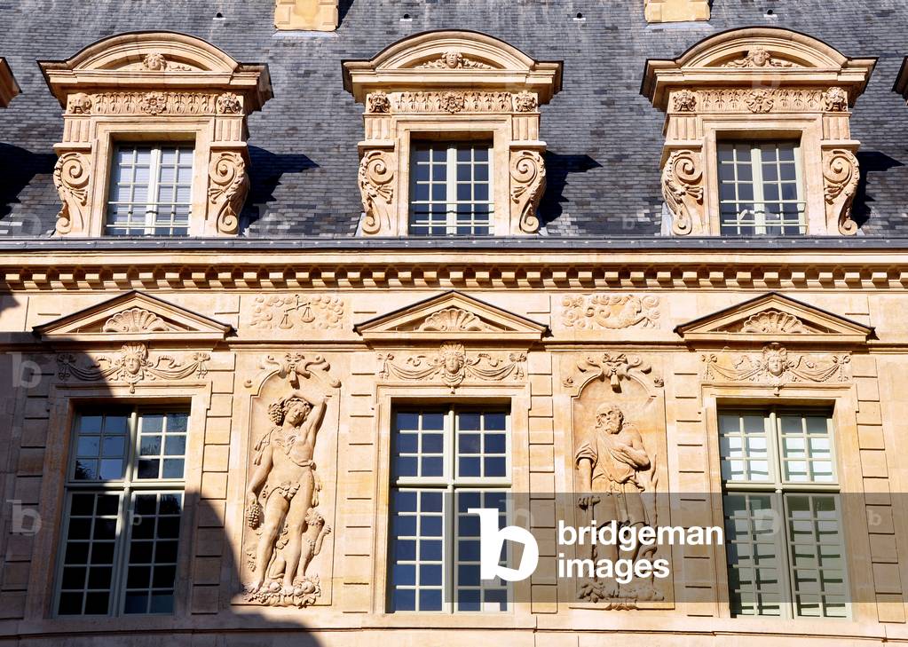 Paris, France 2011 - 4th arrondissement - Hotel de Sully: court of honour - sculptures in the way of Jean Goujon representing the four seasons - Here allegory of autumn and winter - Photo Patrice Cartier