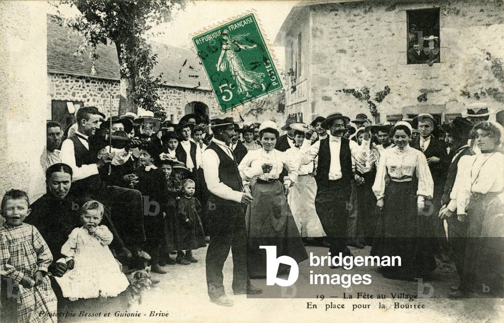 La Bourree d'Auvergne, feast in the village: villagers in clogs dancing in the village square to the sound of the violin. Postcard around 1910.