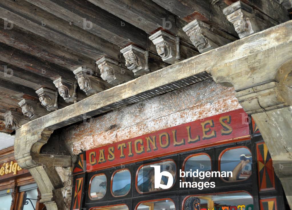 Mirepoix (09, Ariege, Pays Cathare): facade of the central square with wooden beams and joists carved 15th century - front of the cutlery bookshop (Castignolles) - Photo Patrice Cartier