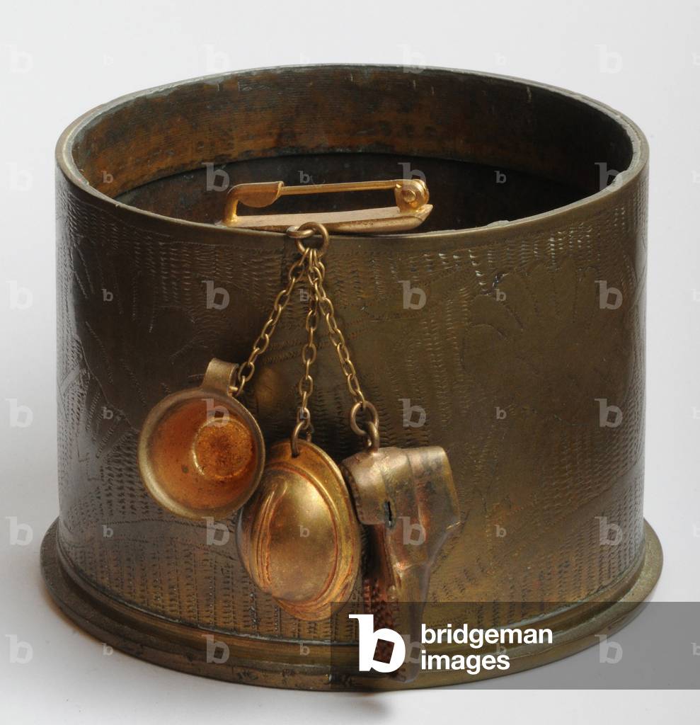 Art of the slicing - slicing, crafts: object made by soldiers (hairy) during the First World War of 14-18 (1914 - 1918) - ashtray (or pencil holder) made by a hairy with the base of a shell and brooch with hanging accessories: embroidery (shoe), helmet and quarter (cup) - copper and brassware - souvenir 1, ammunition - private collection - Photo Patrice Cartier -