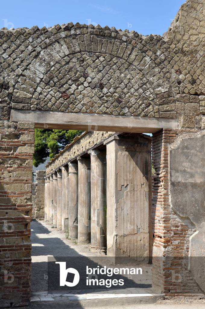 Herculanum (Herculaneum, Ercolano, Italia, Italy) - Casa d'Argo (house of Argus) - pediment, atrium, peristyle, columns - Roman architecture - Photo Patrice Cartier -