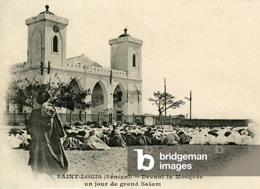 Senegal, French colony of Africa at the beginning of the 20th century: Island of St. Louis (Saint Louis - St Louis): In front of the mosque one day in Grand Salam - French counter - postcard of the period - Muslim religion - Muslim - Islam - prayer -
