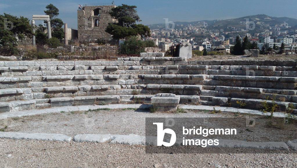 Lebanon: view of the site of Byblos (Goubla, Jebal, Gebal, Jbeil) - in the foreground, the stands of the Roman theatre (218 AD), in the background: Roman colonnade 3rd century and castle of the Croises, built in the 12th century on Phenician and Roman foundations, using the stones of ancient ruins -