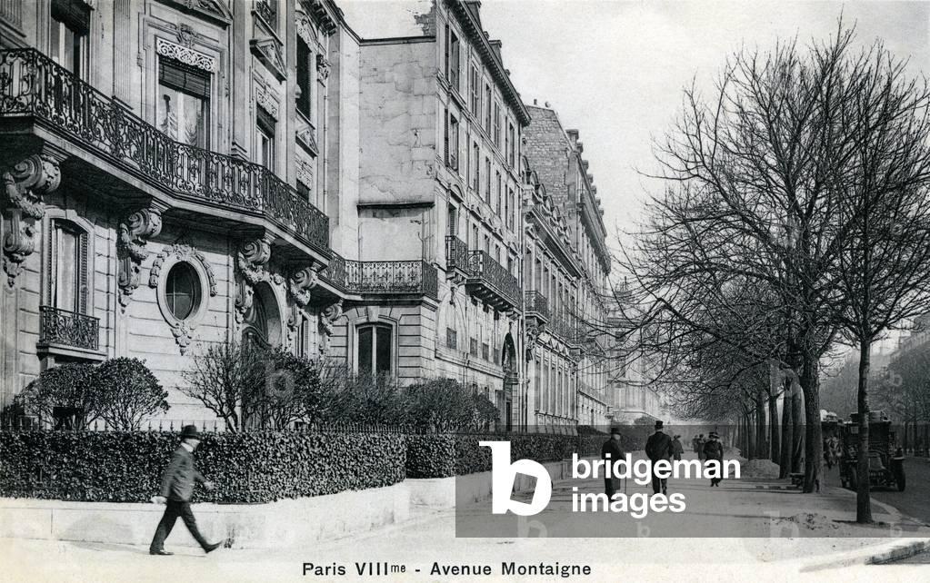 Paris VIII (eighth arrondissement) at the beginning of the twentieth century: avenue Montaigne - pegs and cars - postcard around 1910 -
