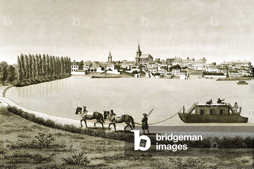 Canal du Midi (Canal des deux mers) - Grand basin of Castelnaudary (Aude, Lauragais, Languedoc) - Boat pulling horses on towpath - View of the city - Engraving of the work of Baron Claude Joseph Finds “” General and Statistical Description of the Department of Aude””, edition Firmin Didot 1818.