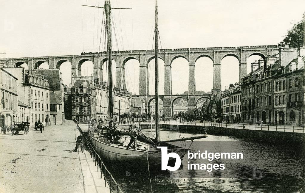 Morlaix: the quays and the viaduct on which a train passes - boat to wharf - the Tobacco Manufacture (not visible on this click) is located to the right of the building - Brittany, Finistere - tobacco - postcard ND beginning 20th century -