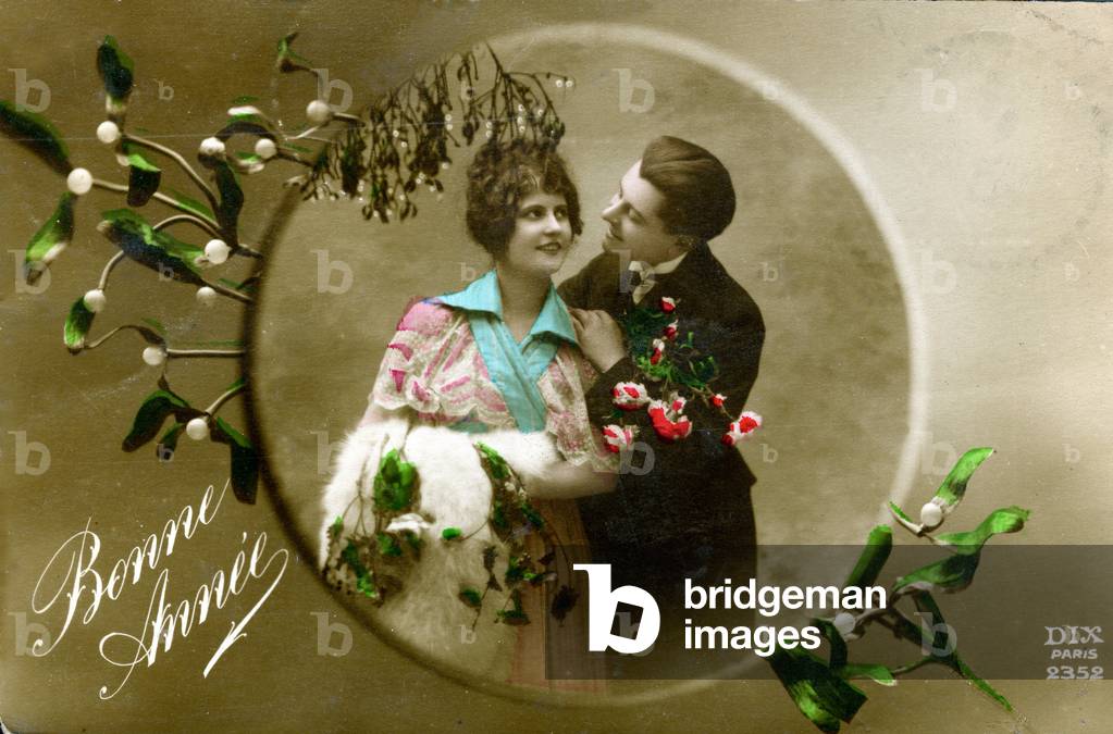 Couple of lovers under a branch of lucky mistletoe, exchanging tenderness and New Year's wishes. Postcard of good year beginning 20th century.