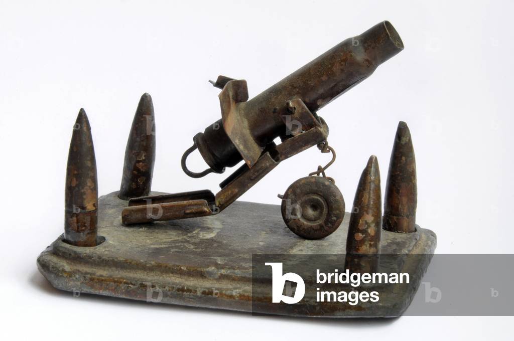 Art of the trench - cutting, crafts: object made by the soldiers (hairy) during the First World War of 14-18 (1914 - 1918) - miniature barrel made with shotguns (bullets) and pieces of ammunition - copper and brassware - souvenir, artillery, toy - private collection - Photo Patrice Cartier -