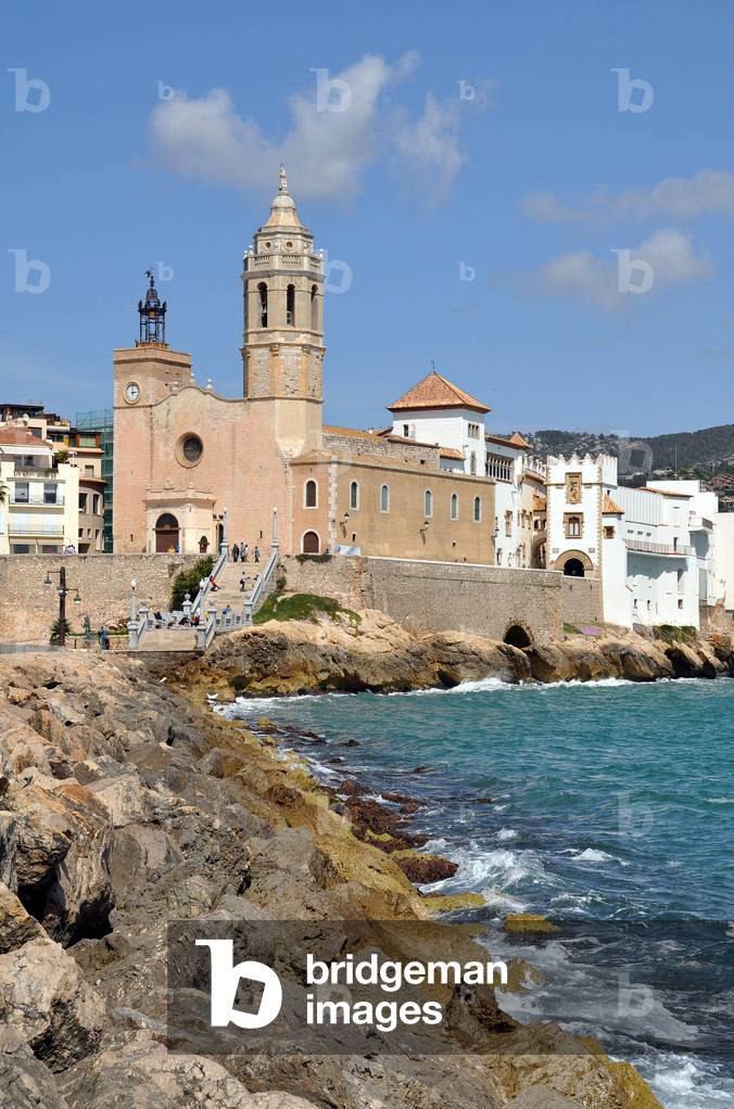 Cathedrale et Palais Musee de Maricel a Sitges seen from the pier by the sea (Costa Brava, Catalonia, Spain) - Photo Patrice Cartier -