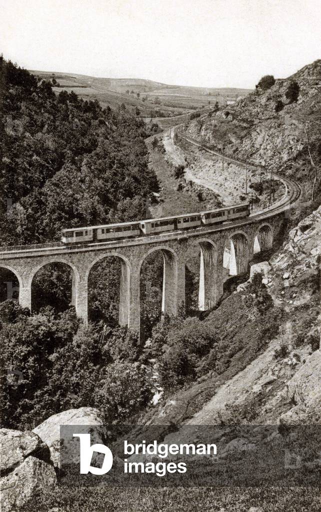 Cerdagne electric railway line: the small yellow train on the Cabanasse viaduct near Mont-Louis between 1910 and 1920 - Roussillon, Catalan Country, Pyrenees-Orientales (Pyrenees Orientales) - this line opened in 1910, has been inscribed by UNESCO since 2002 on the indicative list of World Heritage as “Cerdagne Railway”. Operated by SNCF, it forms line 669 000 of the national railway network - Postcard Levy and Neurdein -