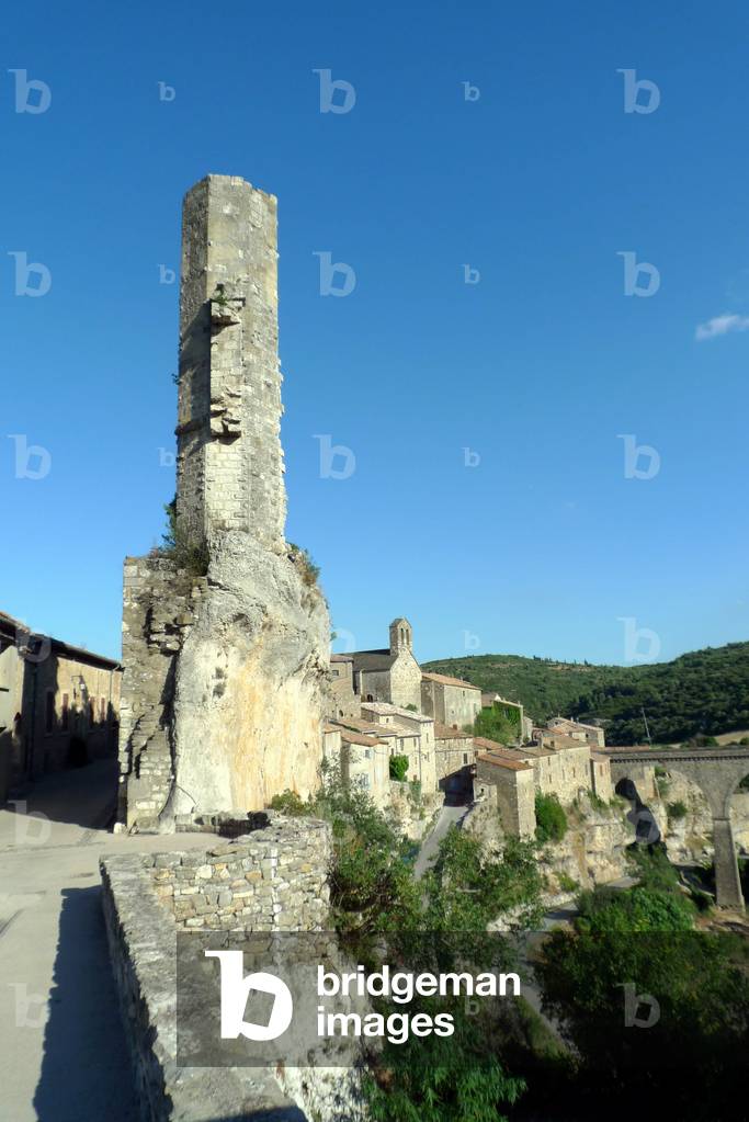 Minerve (Herault, Pays Cathare, Languedoc). Remains of the castle keep. Photo by Patrice Cartier.