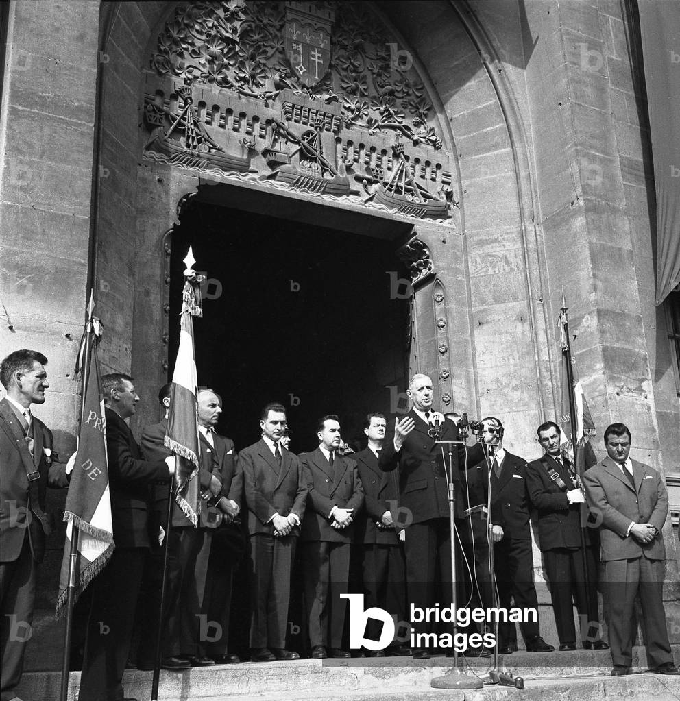General Charles de Gaulle, President of the French Republic, addressed the population on the square of the town hall of Narbonne (Aude) on 26 February 1960. In front of the General, the microphone of the ORTF (Office de Radio Television Francaise), behind him, Olivier Guichard, future minister and then close advisor to the President of the Republic.