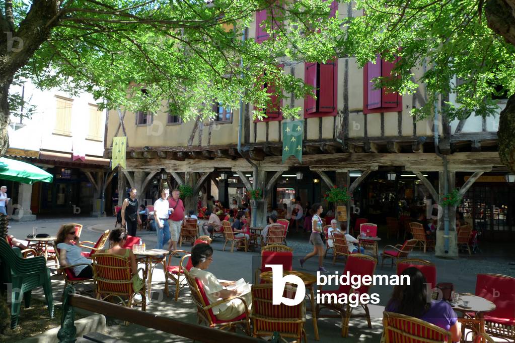 Mirepoix (Ariege, Midi Pyrenees, Pays Cathare): central square, half-timbered houses, walkers, summer visitors. Photo by Patrice Cartier