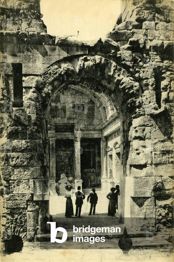 Nimes, France, Languedoc Roussillon (Languedoc-Roussillon), Gard (30): tourists inside the Temple of Diana, Roman monument dedicated to Augustus, 1st century - Roman antiquite, tourism at the beginning of the 20th century, guided tour, guide - postcard -