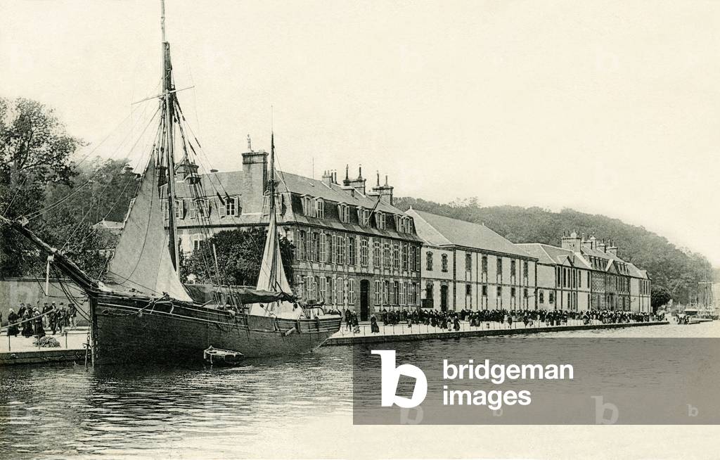 Morlaix: the wharves and the Tobacco Manufacture - exit from the cigarieres - boat - sailboat - Brittany, Finistere - tobacco - postcard Andrieu sent in 1904 -