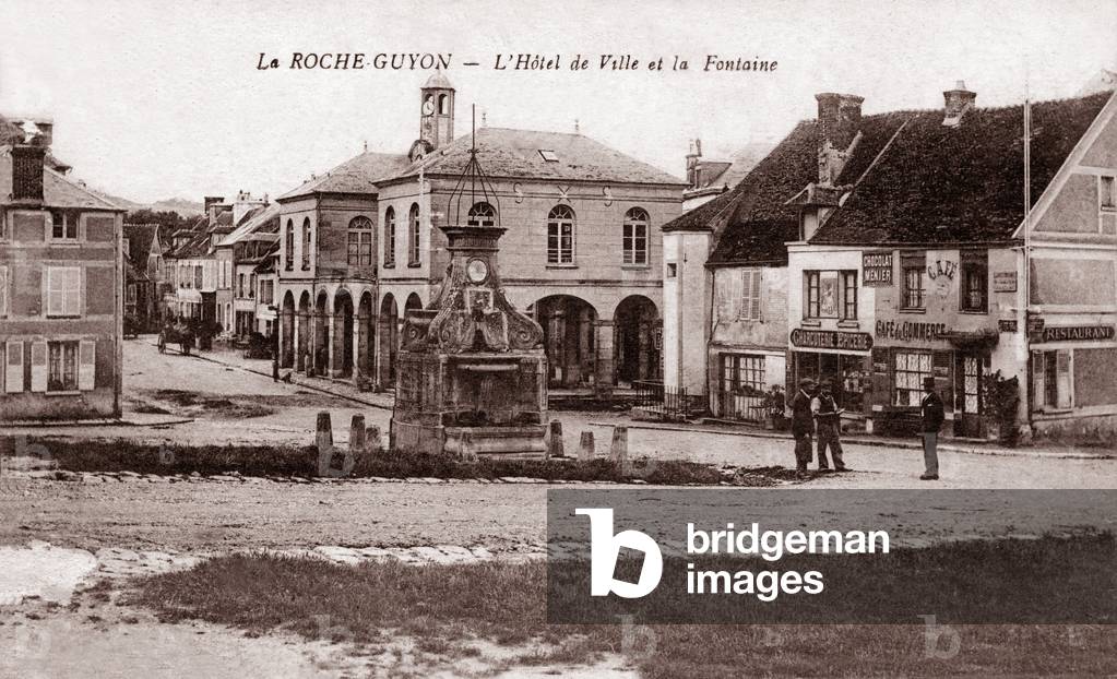 La Roche-Guyon (Val d'Oise, formerly Seine et Oise) - Ile de France: Place de l'Hotel de Ville, fountain - postcard Breger Freres beginning 20th century - shops nearby -