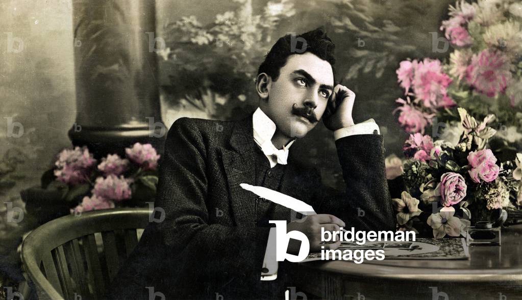 Uomo ispirato che scrive una poesia con una piuma d'oca, 1900 circa (foto)