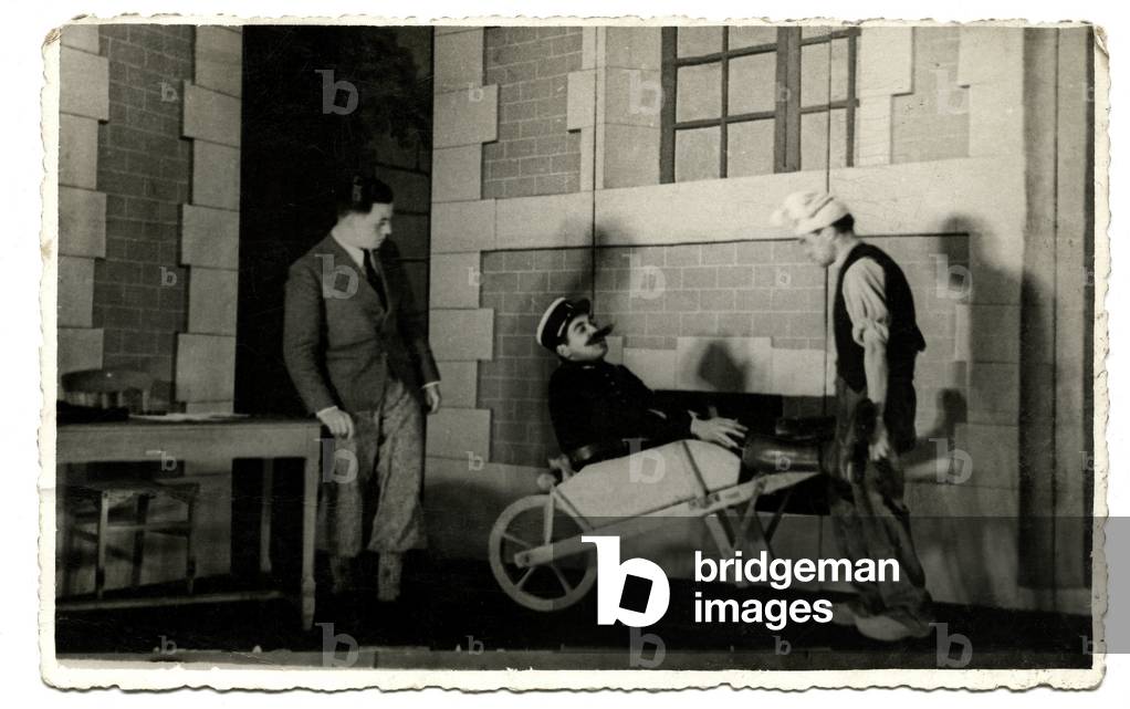Theatral show presented by local amateur actors during a village party around 1950. Photographic tiirage of period without mention of author.