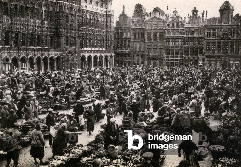 The morning walk on the grand square of Brussels (Belgium) at the beginning of the 20th century - crowds a day of walking, flowers, fruits and vegetables, Place Royale around 1900 - Photography Actualit by Ern. Thill-
