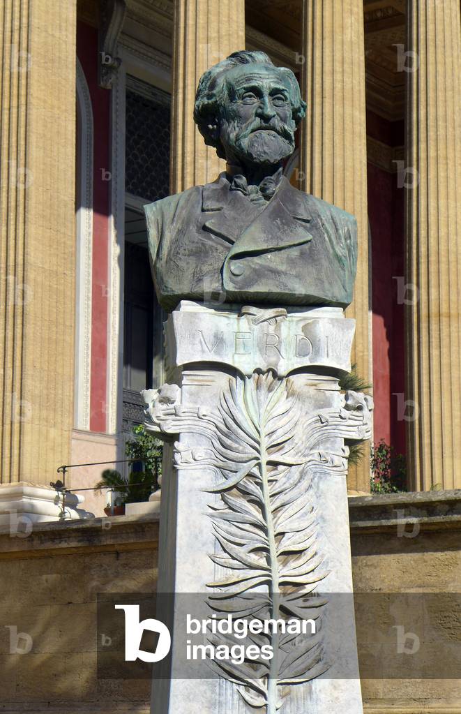 Sicilia, Italia (Sicily, Italy): Palermo (Palermo) - bronze bust by Italian composer Giuseppe Verdi (1813 - 1901) in front of the Massimo Teatro Vittorio Emanuele (Grand Theatre Victor-Emmanuel) - Photo Patrice Cartier -