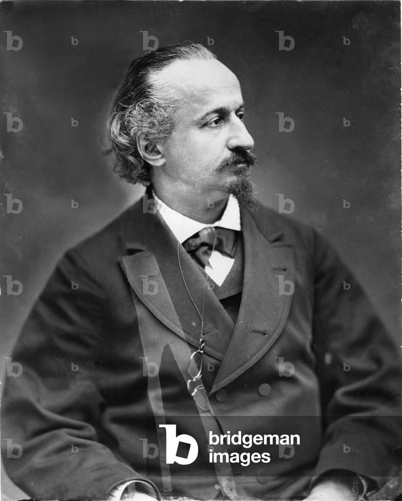 Self-portrait of the photographer, draftsman, journalist and playwright Etienne Carjat (1828-1906), who redigested his epitaph himself: “Here-git Etienne Carjat, false painter, false poet, photograghe”. Original print, fonds of the photographic workshop Roth & Cie.
