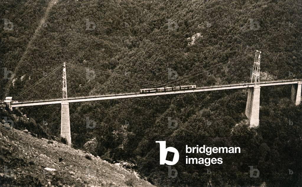 Cerdagne electric railway line: the small yellow train on the Gisclard bridge, crossing the Tet valley - Roussillon, Catalan country, Pyrenees-Orientales (Pyrenees Orientales) - this line opened in 1910, has been inscribed by UNESCO on the indicative list of World Heritage as “Cerdagne Railway” since 2002. Operated by the SNCF, it forms the line 669 000 of the national railway network - Argra postcard, beginning of the 20th century -