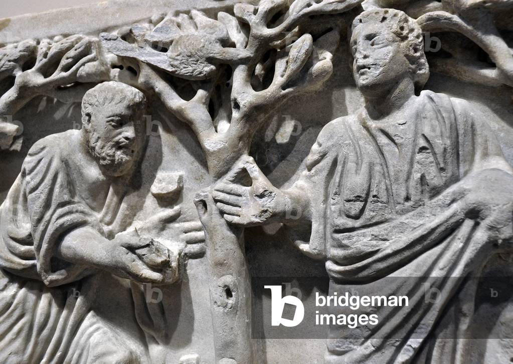 Le Christ tend la main a l'apotre Pierre qui lui offre une couronne. Detail d'un sarcophage du 4eme siecle (bas relief)