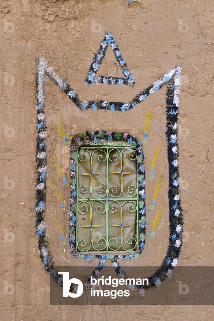 Morocco, Atlas. Decoration around the window of a traditional Berber house on earth in Imolas (Had Imolas), north of Taroudannt (Taroudant). Rural architecture, Maghreb habitat - Photo Patrice Cartier -