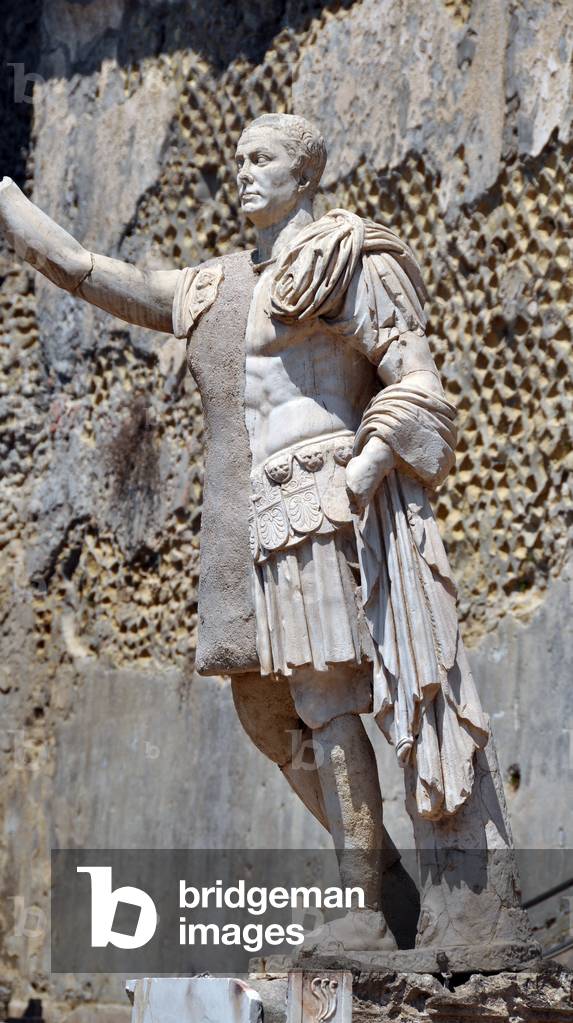 Herculanum (Herculaneum, Ercolano, Italia, Italy) - statue of Marcus Nonius Balbus (1st century BC), an influential citizen of the city, standing on the terrace bearing his name - Roman art - Photo Patrice Cartier -