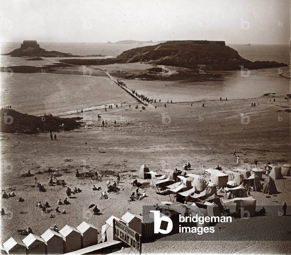 Saint Malo around 1900: the Bon Secours beach and the two Beys. Anonymous stereoscopic cliche on glass plate