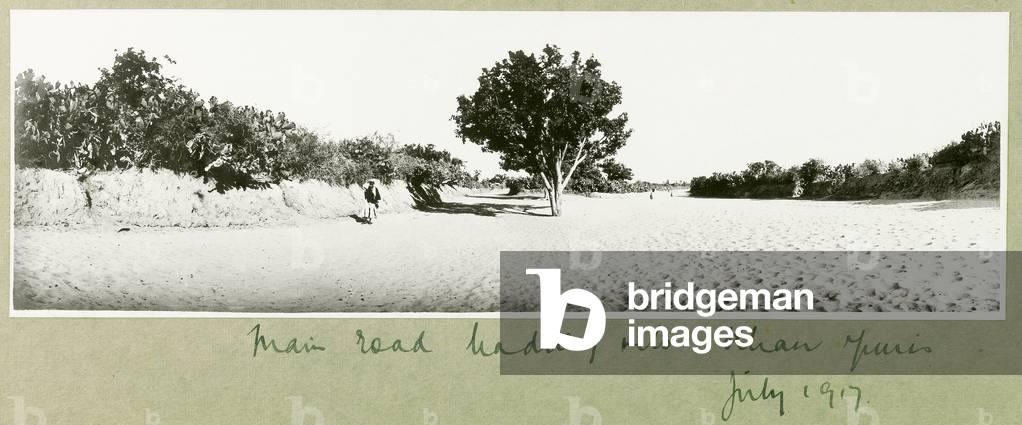 The main road leading into Khan Yunis, July 1917 (b/w photo)
