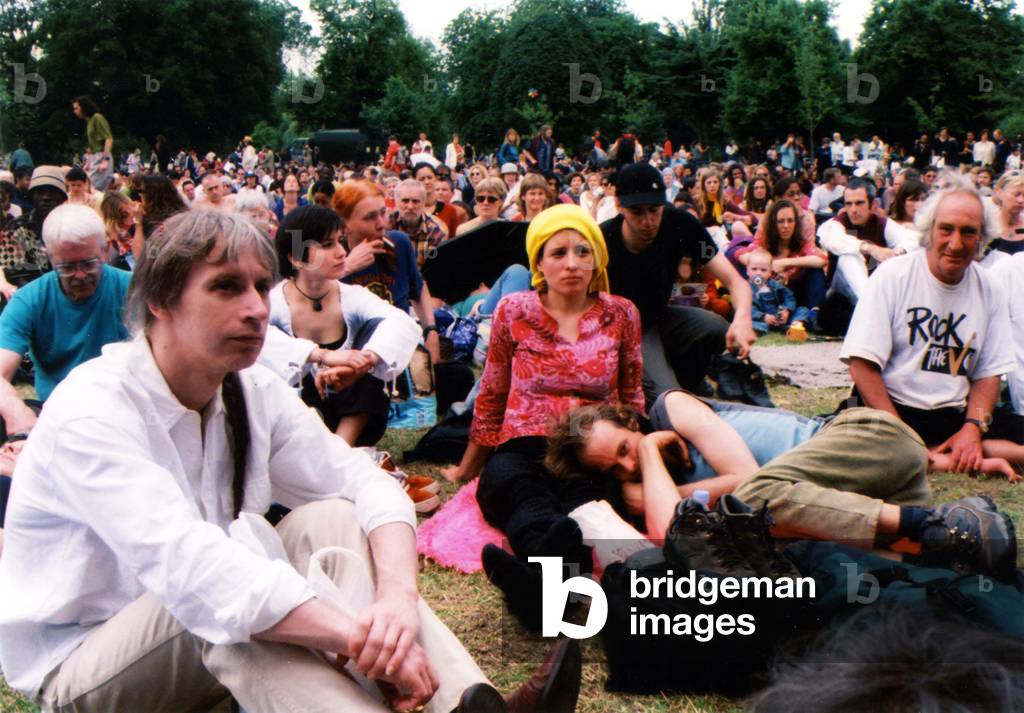 AUDIENCE - sitting outside