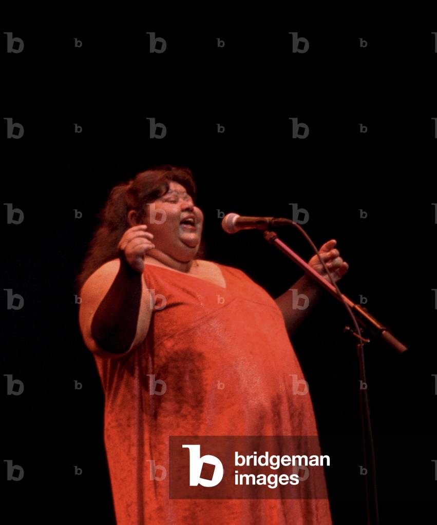 V?ra Bilá performing on