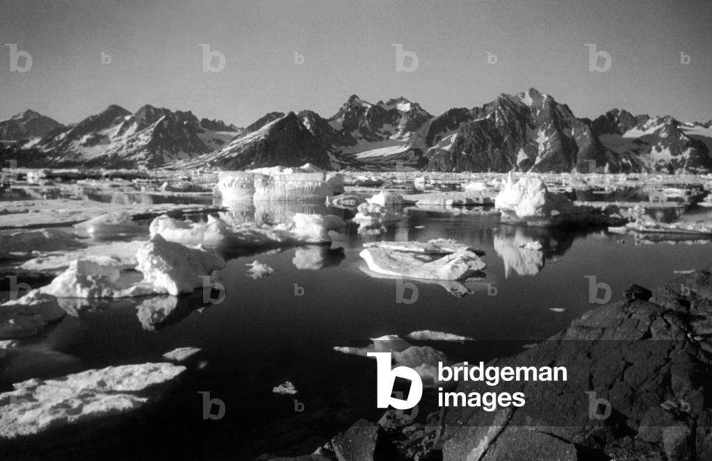 Kangerdlugssuatsiak Fjord (east coast of Greenland) Photo taken in autumn, 1936 by Paul-Emile Victor during wintering, 1936-1937 () (b/w photo)