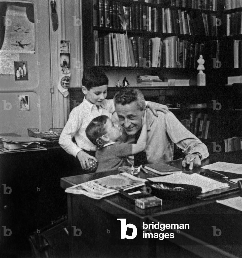 Paul Emile Victor (1907-1995) french explorer and ethnologist, at home in Paris, 1955 with his children Jean-Christophe and Daphne (b/w photo)
