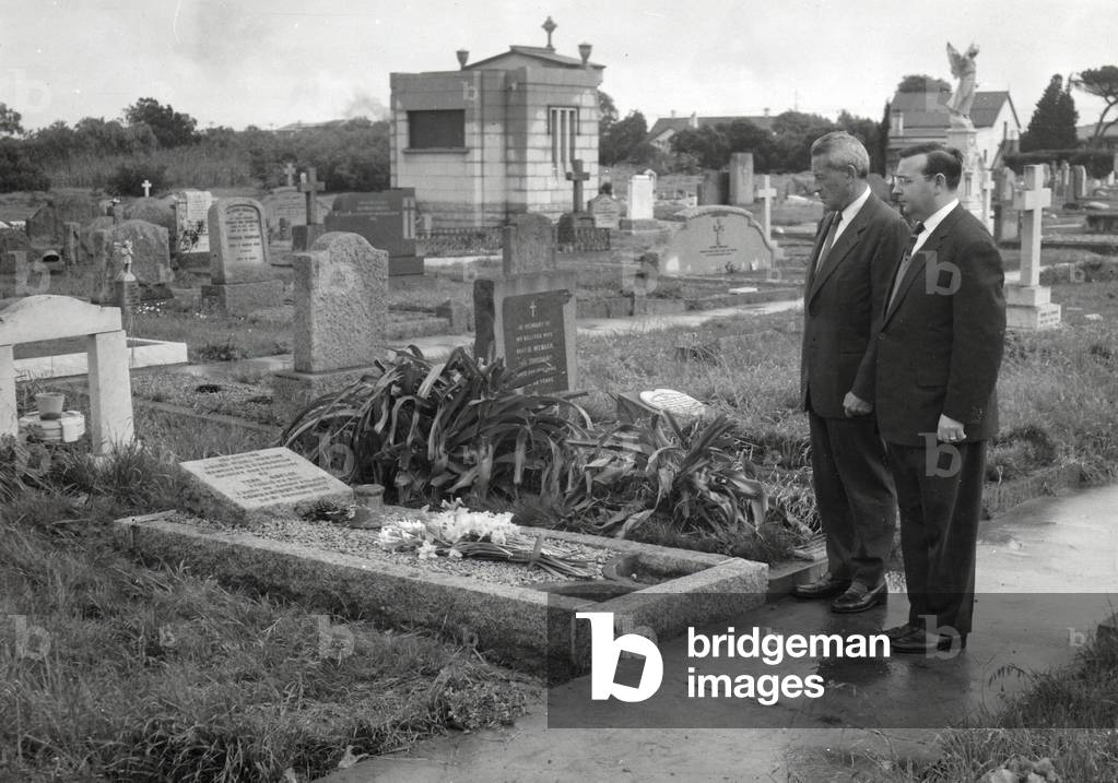 Paul Emile Victor at the tomb of J. A. Martin in Capetown, 1963