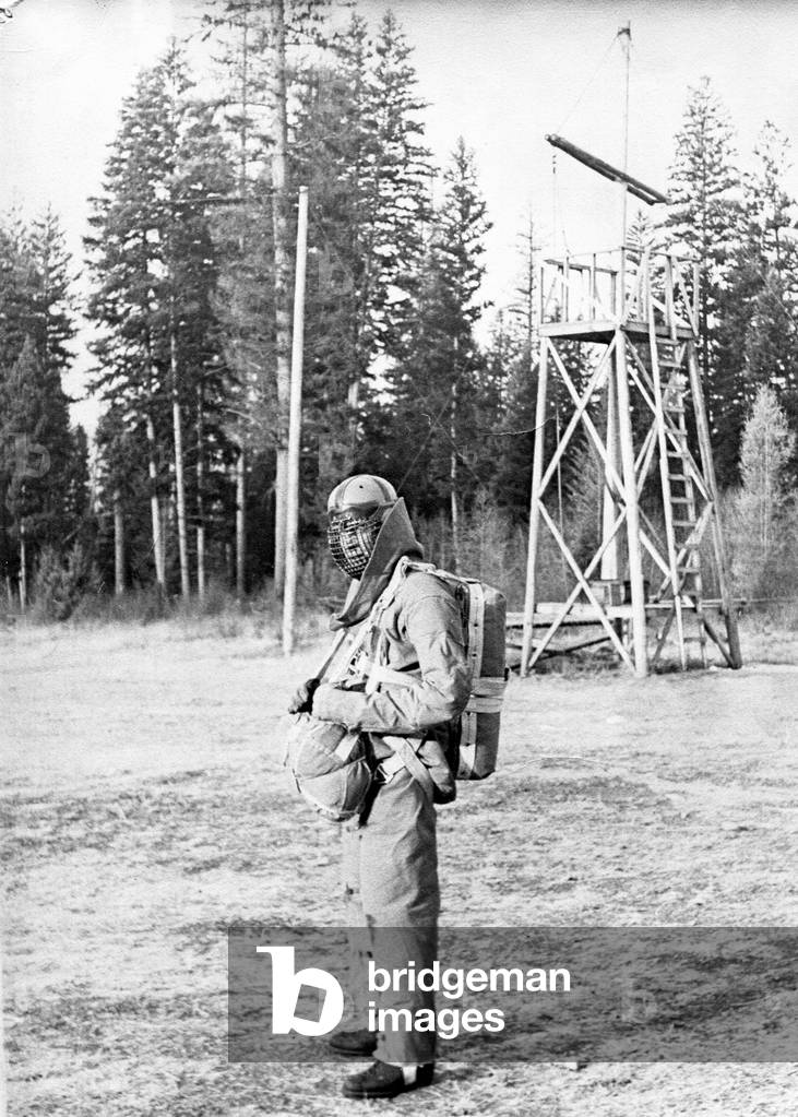 At the Parachute School of the US Forest Service, Paul-Emile Victor undertook a training in parachuting and precision landing, Missoula, Montana, USA, November 1943 (b/w photo)