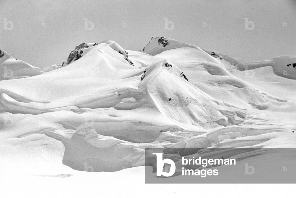 Landscape, east coast of Greenland, photo taken during a sleigh trekking by Paul-Emile Victor, June, 1937 (b/w photo)