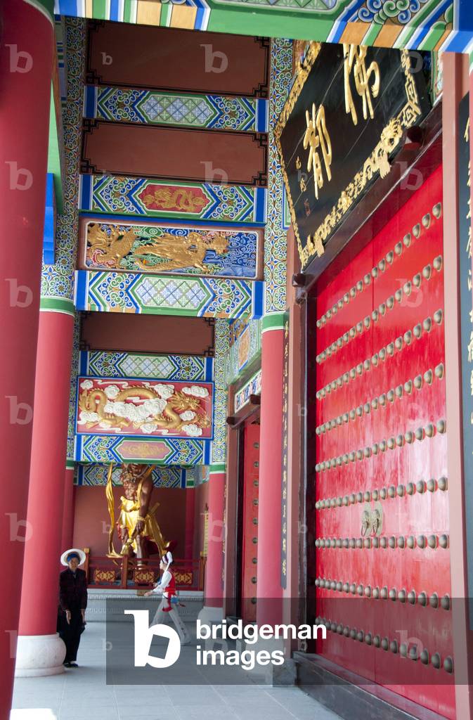 China: Bai women at the Changsheng Monastery behind San Ta Si (Three Pagodas), Dali, Yunnan