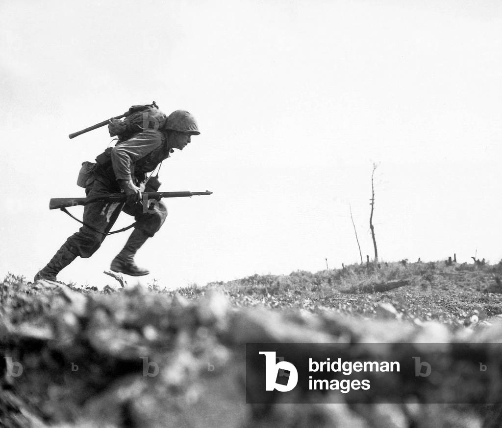 Japan / USA: Marine Paul E. Ison charges across 'Death Valley' on April 1, 1945. Battle of Okinawa (photo)