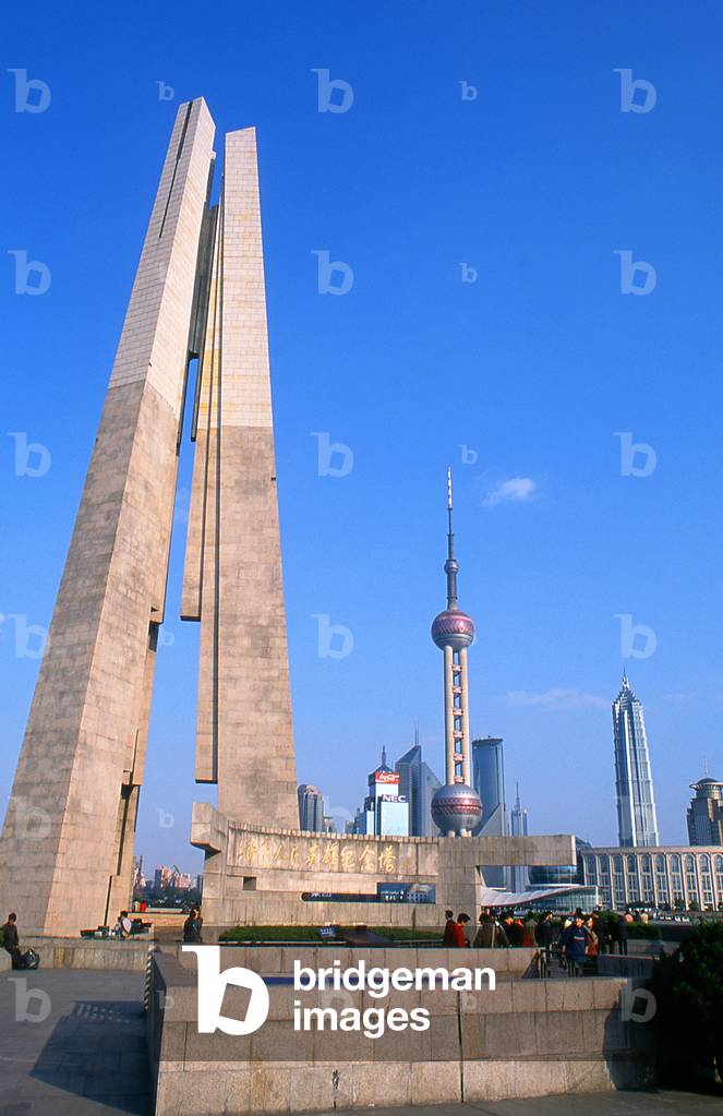 China: Monument to the People's Heroes in Huangpu Park with the Oriental Pearl TV Tower in Pudong (centre), Shanghai