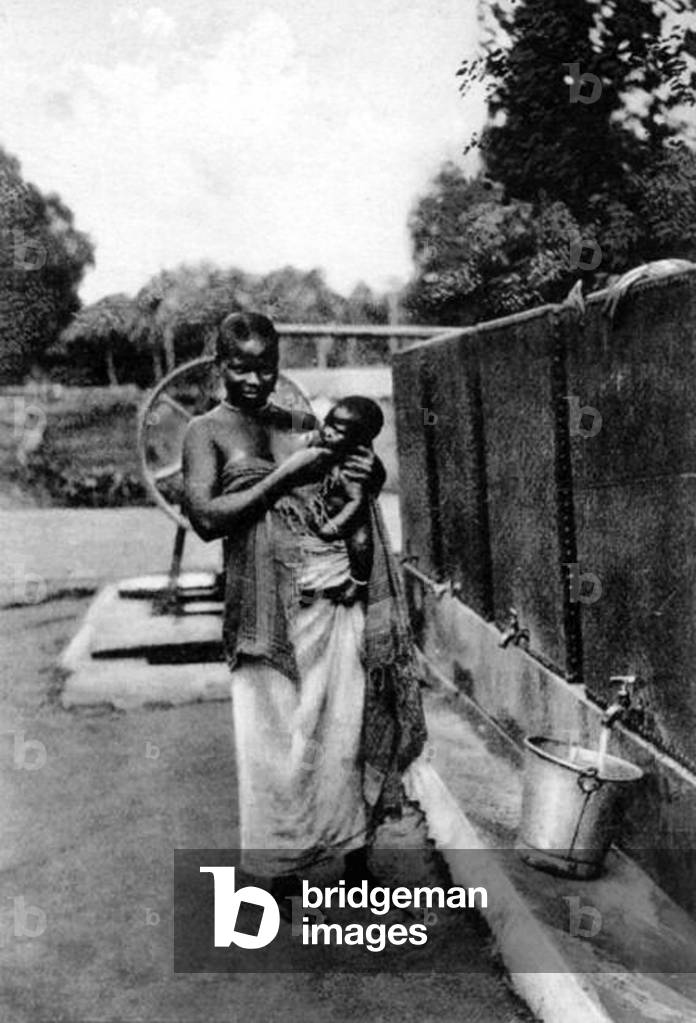 Tanzania / Zanzibar: Swahili woman and child collecting water, early 20th century