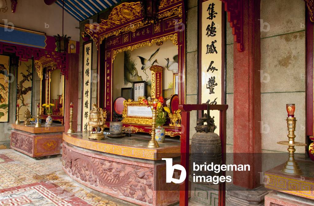 Vietnam: Smaller shrine away from the main altar in the Fujian (Phuc Kien) Assembly Hall, Hoi An